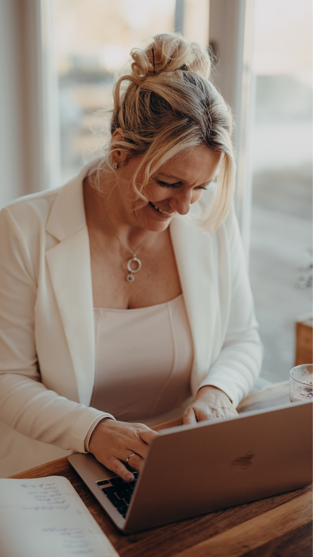 Olga Reyes-Busch arbeitet am Laptop im warmen Tageslicht